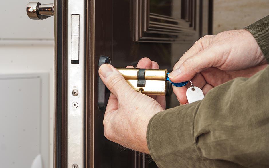 changer serrure porte fenetre Villeneuve-le-Roi